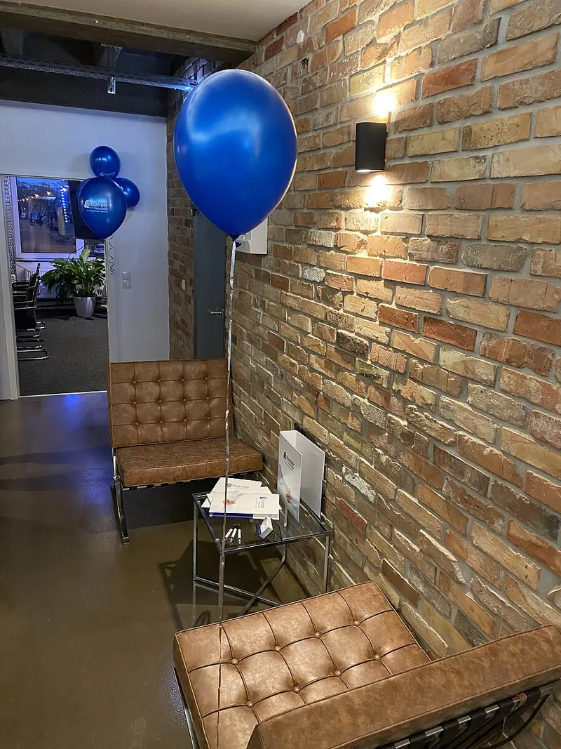 Lounge mit Ledersesseln vor der Ziegelwand im Schummer-Finanz-Loft in Nürnberg