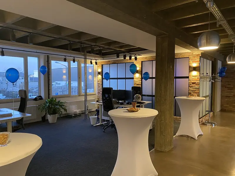 Großraum des Loft-Büros mit Fensterfront