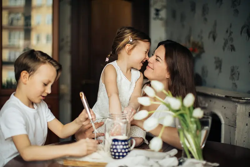 Familie am Küchentisch